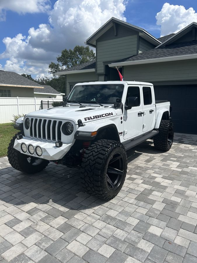Lifted white Jeep Gladiator Rubicon on oversized tyres, finished